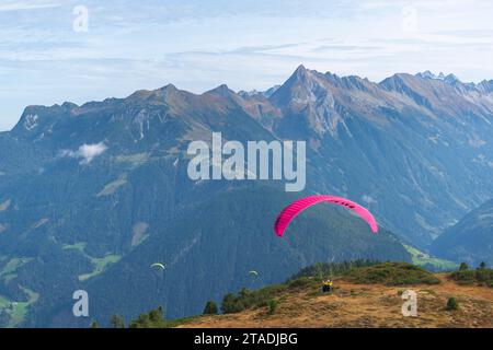 Vols en parapente au départ du Mont Penken (2095m), Tandem-parapente Mayrhofen, Alpes de Zillertal, Tyrol, Autriche Banque D'Images