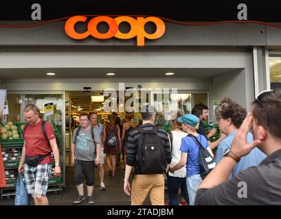 Zurich, Suisse - 03 juin 2017 : personnes près du supermarché COOP à Zurich. Banque D'Images