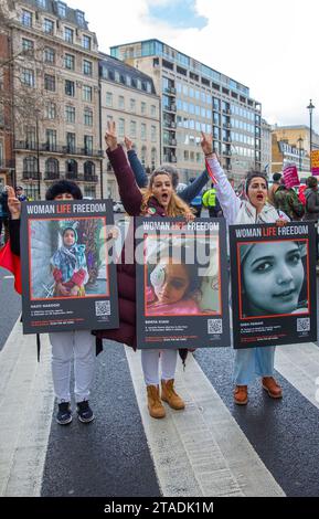 Les gens se rassemblent lors d'une manifestation contre le racisme devant la BBC Broadcasting House à Londres. Banque D'Images