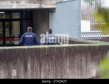 Cologne, Allemagne. 30 novembre 2023. Les policiers sont en service devant une école à Cologne Müngersdorf. Une dénonciation concernant un élève armé de 12 ans dans une école spéciale a déclenché une opération à grande échelle de la police et des pompiers. Selon la police, le jeune homme de 12 ans s'était armé d'un couteau de la cuisine de l'école après une dispute en classe PE. Deux membres du personnel l'ont rabaissé et l'ont maîtrisé quand il a essayé de quitter la cuisine avec le couteau. Crédit : Thomas Banneyer/dpa/Alamy Live News Banque D'Images