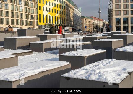 DAS Denkmal für die ermordeten Juden Europas südlich vom Brandenburger Tor in Berlin-Mitte. Die Anlage besteht aus 2711 quaderförmigen Beton-Stelen. *** Le Mémorial aux Juifs assassinés d'Europe au sud de la porte de Brandebourg à Berlin Mitte le complexe se compose de 2711 stèles en béton parallélépipédiques Banque D'Images