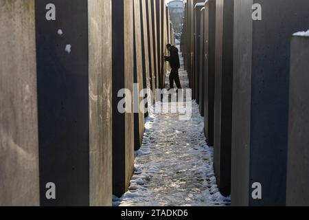 DAS Denkmal für die ermordeten Juden Europas südlich vom Brandenburger Tor in Berlin-Mitte. Die Anlage besteht aus 2711 quaderförmigen Beton-Stelen. *** Le Mémorial aux Juifs assassinés d'Europe au sud de la porte de Brandebourg à Berlin Mitte le complexe se compose de 2711 stèles en béton parallélépipédiques Banque D'Images