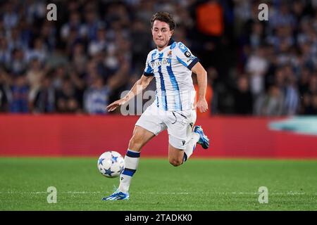 Martin Zubimendi de la Real Sociedad en action lors du match de l'UEFA Champions League entre la Real Sociedad et le RB Salzburg à l'Estadio Reale Arena en novembre Banque D'Images