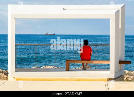 Coin salon ombragé sur le sentier côtier de Paphos entre Paphos et Chloraka, PAPHOS, CHYPRE Banque D'Images