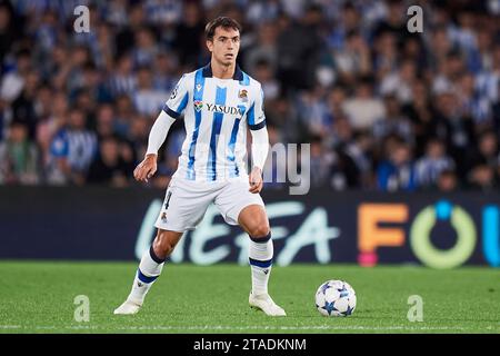 Martin Zubimendi de la Real Sociedad en action lors du match de l'UEFA Champions League entre la Real Sociedad et le RB Salzburg à l'Estadio Reale Arena en novembre Banque D'Images