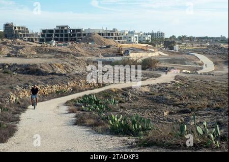 Cyclistes sur le sentier côtier de Paphos entre Paphos et Chloraka, PAPHOS, CHYPRE Banque D'Images