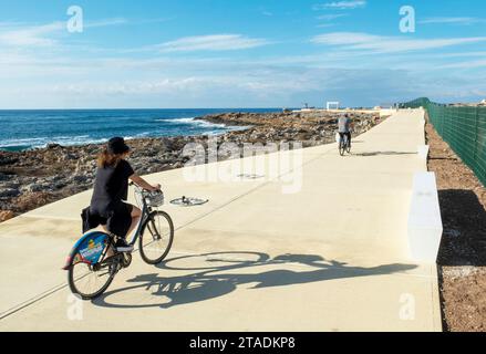 Cyclistes sur le sentier côtier de Paphos entre Paphos et Chloraka, PAPHOS, CHYPRE Banque D'Images