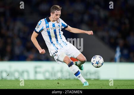 Jon Pacheco de Real Sociedad regarde en action le match de l'UEFA Champions League entre la Real Sociedad et le RB Salzburg à l'Estadio Reale Arena en novembre Banque D'Images