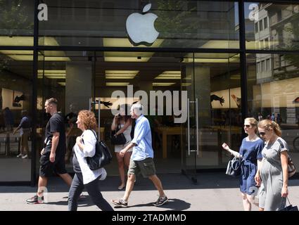 Zurich, Suisse - 03 juin 2017 : Apple Store sur la rue Bahnhofstrasse à Zurich. Banque D'Images