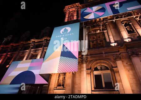 Paris, France. 30 novembre 2023. Façade de l'Hôtel de ville de Paris pour les Jeux Olympiques et Paralympiques de 2024 à Paris, France le 29 novembre 2023. Photo de Karim ait Adjedjou/ABACAPRESS.COM crédit : Abaca Press/Alamy Live News Banque D'Images