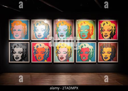 Marilyn Monroe Bilder von Andy Warhol, Kultur - Berlin - Ausstellung : BANKSY - A Vandal Turned Idol, 30.11 20.2023, Kleisteck, Berlin, Deutschland *** Marilyn Monroe Pictures by Andy Warhol, Kultur Berlin exposition BANKSY A Vandal Turned Idol, 30 11 2023, Kleisteck, Berlin, Berlin, GERMANY Banque D'Images