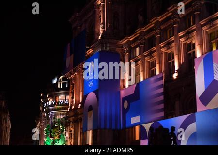 Paris, France. 30 novembre 2023. Façade de l'Hôtel de ville de Paris pour les Jeux Olympiques et Paralympiques de 2024 à Paris, France le 29 novembre 2023. Photo de Karim ait Adjedjou/ABACAPRESS.COM crédit : Abaca Press/Alamy Live News Banque D'Images