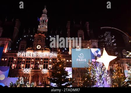 Paris, France. 30 novembre 2023. Façade de l'Hôtel de ville de Paris pour les Jeux Olympiques et Paralympiques de 2024 à Paris, France le 29 novembre 2023. Photo de Karim ait Adjedjou/ABACAPRESS.COM crédit : Abaca Press/Alamy Live News Banque D'Images