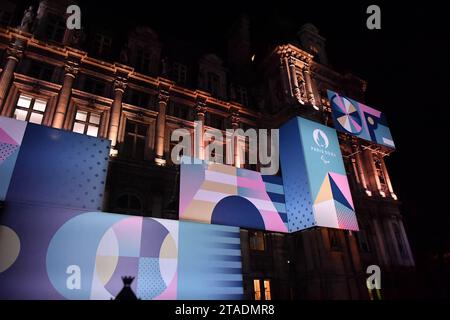 Paris, France. 30 novembre 2023. Façade de l'Hôtel de ville de Paris pour les Jeux Olympiques et Paralympiques de 2024 à Paris, France le 29 novembre 2023. Photo de Karim ait Adjedjou/ABACAPRESS.COM crédit : Abaca Press/Alamy Live News Banque D'Images