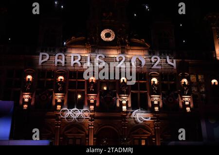 Paris, France. 30 novembre 2023. Façade de l'Hôtel de ville de Paris pour les Jeux Olympiques et Paralympiques de 2024 à Paris, France le 29 novembre 2023. Photo de Karim ait Adjedjou/ABACAPRESS.COM crédit : Abaca Press/Alamy Live News Banque D'Images