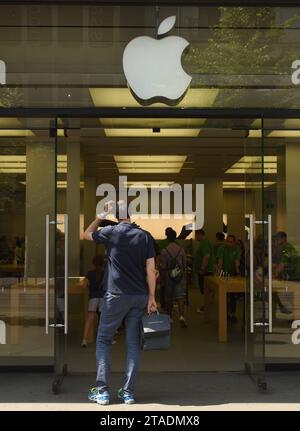 Zurich, Suisse - 03 juin 2017 : Apple Store sur la rue Bahnhofstrasse à Zurich. Banque D'Images