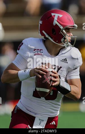 25 NOVEMBRE 2021 : le quarterback Gunnar Watson (18) des Troy Trojans sort pour passer lors d'un match de football universitaire entre les Southern Miss Golden Eagles et les Troy Troy Trojans au M.M. Roberts Stadium à Hattiesburg, Mississippi. Bobby McDuffie/CSM Banque D'Images