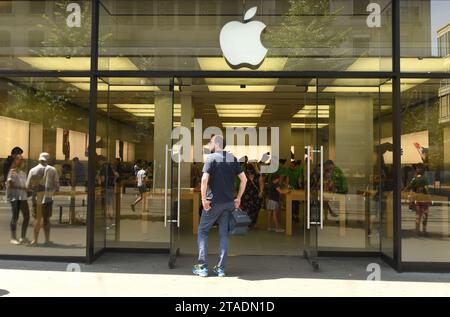 Zurich, Suisse - 03 juin 2017 : Apple Store sur la rue Bahnhofstrasse à Zurich. Banque D'Images