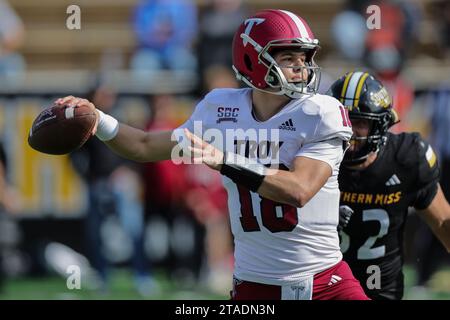 25 NOVEMBRE 2021 : le quarterback Gunnar Watson (18) des Troy Trojans se met en place pour passer lors d'un match de football universitaire entre les Southern Miss Golden Eagles et les Troy Troy Trojans au stade M.M. Roberts à Hattiesburg, Mississippi. Bobby McDuffie/CSM Banque D'Images