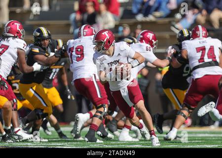 25 NOVEMBRE 2021 : le quarterback Gunnar Watson (18) des Troy Trojans sort pour passer lors d'un match de football universitaire entre les Southern Miss Golden Eagles et les Troy Troy Trojans au M.M. Roberts Stadium à Hattiesburg, Mississippi. Bobby McDuffie/CSM Banque D'Images