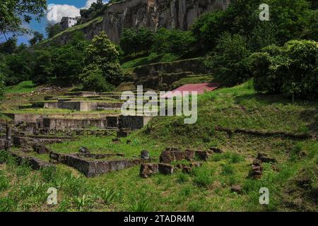 Nécropole étrusque de Crocifisso del Tufo, sur un site en pente sur le côté nord d'Orvieto, Ombrie, Italie, juste en dessous de la falaise de tuf sur laquelle Orvieto est perché. Banque D'Images