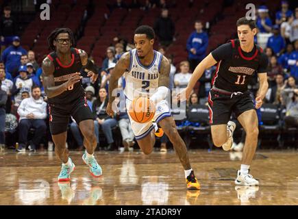 Newark, New Jersey, le mercredi 29 novembre. 2023, Seton Hall garde des Pirates Al-Amir Dawes (2) amène le ballon sur le terrain contre Northeastern au Prudential Center à Newark, New Jersey le mercredi 29 novembre. Duncan Williams/CSM Banque D'Images