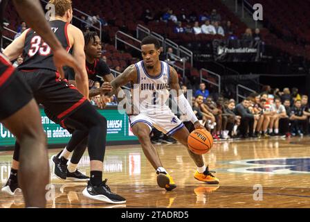 Newark, New Jersey, le mercredi 29 novembre. Le 2023 novembre, Seton Hall Pirates garde Al-Amir Dawes (2) conduit vers le panier contre Northeastern en deuxième mi-temps au Prudential Center à Newark, New Jersey, le mercredi 29 novembre. Duncan Williams/CSM Banque D'Images