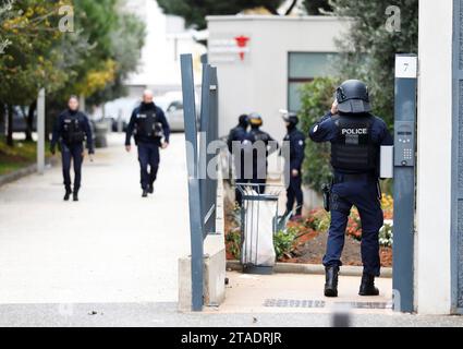 Nice, France. 30 novembre 2023. Nice ; 30/11/2023 ; opération de police dans le quartier des moulins, des hommes armés sont recherchés. Sur place une brigade de la CRS 81 et les forces du RAID interviennent. Nice, France, 30 nov 2023. Partie est de Nice s : opération policière contre le trafic de drogue dans le quartier des Moulins, des hommes armés sont recherchés. Special policiers crédit : MAXPPP/Alamy Live News Banque D'Images