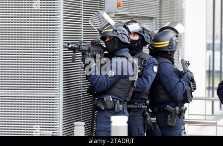 Nice, France. 30 novembre 2023. Nice ; 30/11/2023 ; opération de police dans le quartier des moulins, des hommes armés sont recherchés. Sur place une brigade de la CRS 81 et les forces du RAID interviennent. Ici : la CRS 81 Nice, France, 30 nov 2023. Partie est de Nice s : opération policière contre le trafic de drogue dans le quartier des Moulins, des hommes armés sont recherchés. Special policiers crédit : MAXPPP/Alamy Live News Banque D'Images