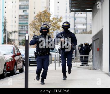 Nice, France. 30 novembre 2023. Nice ; 30/11/2023 ; opération de police dans le quartier des moulins, des hommes armés sont recherchés. Sur place une brigade de la CRS 81 et les forces du RAID interviennent. Ici : la CRS 81 Nice, France, 30 nov 2023. Partie est de Nice s : opération policière contre le trafic de drogue dans le quartier des Moulins, des hommes armés sont recherchés. Special policiers crédit : MAXPPP/Alamy Live News Banque D'Images