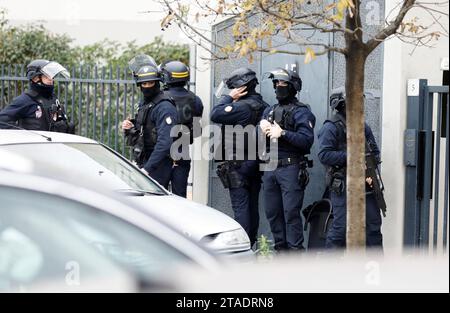 Nice, France. 30 novembre 2023. Nice ; 30/11/2023 ; opération de police dans le quartier des moulins, des hommes armés sont recherchés. Sur place une brigade de la CRS 81 et les forces du RAID interviennent. Ici : la CRS 81 Nice, France, 30 nov 2023. Partie est de Nice s : opération policière contre le trafic de drogue dans le quartier des Moulins, des hommes armés sont recherchés. Special policiers crédit : MAXPPP/Alamy Live News Banque D'Images