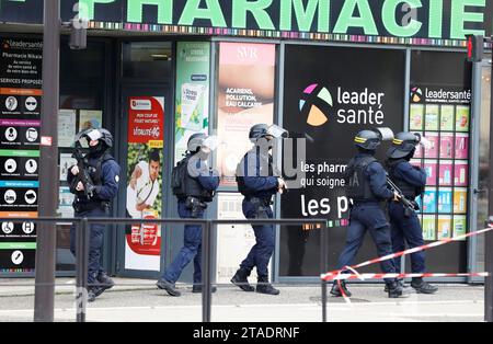 Nice, France. 30 novembre 2023. Nice ; 30/11/2023 ; opération de police dans le quartier des moulins, des hommes armés sont recherchés. Sur place une brigade de la CRS 81 et les forces du RAID interviennent. Ici : la CRS 81 Nice, France, 30 nov 2023. Partie est de Nice s : opération policière contre le trafic de drogue dans le quartier des Moulins, des hommes armés sont recherchés. Special policiers crédit : MAXPPP/Alamy Live News Banque D'Images