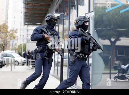 Nice, France. 30 novembre 2023. Nice ; 30/11/2023 ; opération de police dans le quartier des moulins, des hommes armés sont recherchés. Sur place une brigade de la CRS 81 et les forces du RAID interviennent. Ici : la CRS 81 Nice, France, 30 nov 2023. Partie est de Nice s : opération policière contre le trafic de drogue dans le quartier des Moulins, des hommes armés sont recherchés. Special policiers crédit : MAXPPP/Alamy Live News Banque D'Images