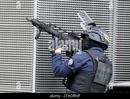 Nice, France. 30 novembre 2023. Nice ; 30/11/2023 ; opération de police dans le quartier des moulins, des hommes armés sont recherchés. Sur place une brigade de la CRS 81 et les forces du RAID interviennent. Ici : la CRS 81 Nice, France, 30 nov 2023. Partie est de Nice s : opération policière contre le trafic de drogue dans le quartier des Moulins, des hommes armés sont recherchés. Special policiers crédit : MAXPPP/Alamy Live News Banque D'Images