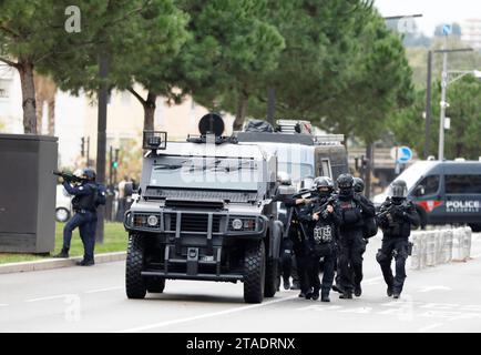 Nice, France. 30 novembre 2023. Nice ; 30/11/2023 ; opération de police dans le quartier des moulins, des hommes armés sont recherchés. Sur place une brigade de la CRS 81 et les forces du RAID interviennent. Ici : le RAID intervient Nice, France, 30 nov 2023. Partie est de Nice s : opération policière contre le trafic de drogue dans le quartier des Moulins, des hommes armés sont recherchés. Special policiers crédit : MAXPPP/Alamy Live News Banque D'Images