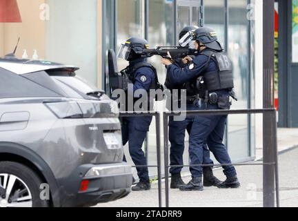 Nice, France. 30 novembre 2023. © PHOTOPQR/NICE MATIN/Dylan Meiffret ; Nice ; 30/11/2023 ; opération de police dans le quartier des moulins, des hommes armés sont recherchés. Sur place une brigade de la CRS 81 et les forces du RAID interviennent. Ici : la CRS 81 Nice, France, 30 nov 2023. Partie est de Nice s : opération policière contre le trafic de drogue dans le quartier des Moulins, des hommes armés sont recherchés. Special policiers crédit : MAXPPP/Alamy Live News Banque D'Images