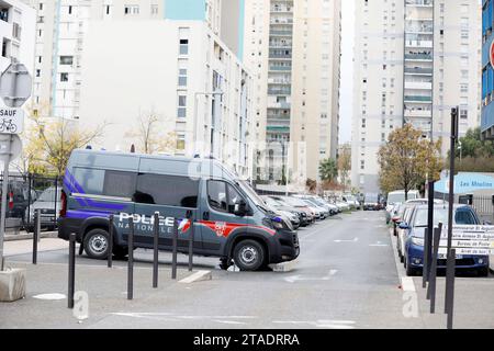 Nice, France. 30 novembre 2023. © PHOTOPQR/NICE MATIN/Dylan Meiffret ; Nice ; 30/11/2023 ; opération de police dans le quartier des moulins, des hommes armés sont recherchés. Sur place une brigade de la CRS 81 et les forces du RAID interviennent. Ici : la CRS 81 Nice, France, 30 nov 2023. Partie est de Nice s : opération policière contre le trafic de drogue dans le quartier des Moulins, des hommes armés sont recherchés. Special policiers crédit : MAXPPP/Alamy Live News Banque D'Images