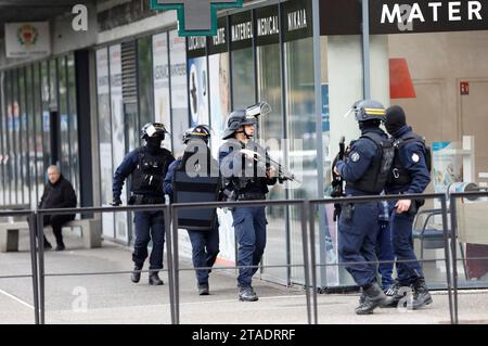 Nice, France. 30 novembre 2023. © PHOTOPQR/NICE MATIN/Dylan Meiffret ; Nice ; 30/11/2023 ; opération de police dans le quartier des moulins, des hommes armés sont recherchés. Sur place une brigade de la CRS 81 et les forces du RAID interviennent. Ici : la CRS 81 Nice, France, 30 nov 2023. Partie est de Nice s : opération policière contre le trafic de drogue dans le quartier des Moulins, des hommes armés sont recherchés. Special policiers crédit : MAXPPP/Alamy Live News Banque D'Images