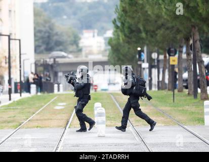 Nice, France. 30 novembre 2023. © PHOTOPQR/NICE MATIN/Dylan Meiffret ; Nice ; 30/11/2023 ; opération de police dans le quartier des moulins, des hommes armés sont recherchés. Sur place une brigade de la CRS 81 et les forces du RAID interviennent. Ici : le RAID intervient Nice, France, 30 nov 2023. Partie est de Nice s : opération policière contre le trafic de drogue dans le quartier des Moulins, des hommes armés sont recherchés. Special policiers crédit : MAXPPP/Alamy Live News Banque D'Images