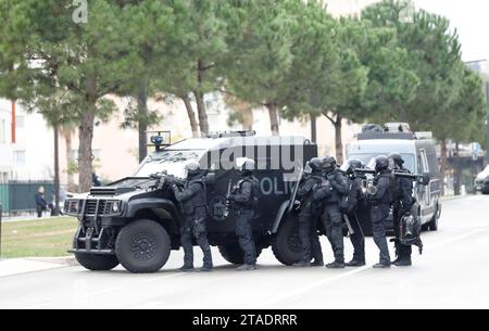 Nice, France. 30 novembre 2023. © PHOTOPQR/NICE MATIN/Dylan Meiffret ; Nice ; 30/11/2023 ; opération de police dans le quartier des moulins, des hommes armés sont recherchés. Sur place une brigade de la CRS 81 et les forces du RAID interviennent. Ici : le RAID intervient Nice, France, 30 nov 2023. Partie est de Nice s : opération policière contre le trafic de drogue dans le quartier des Moulins, des hommes armés sont recherchés. Special policiers crédit : MAXPPP/Alamy Live News Banque D'Images