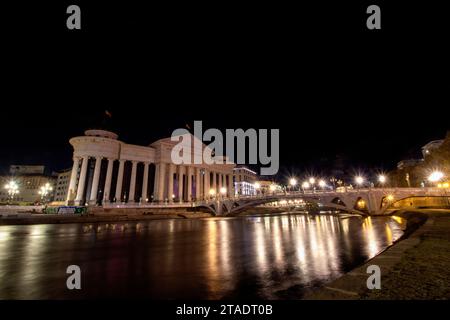 Une vue nocturne du Musée archéologique de Macédoine à Skopje, Macédoine du Nord Banque D'Images