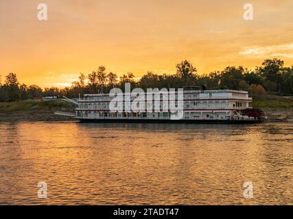 Memphis, TN - 23 octobre 2023 : bateau de croisière American Countess amarré par cale dans des conditions de basses eaux sur le fleuve Mississippi dans le Tennessee Banque D'Images