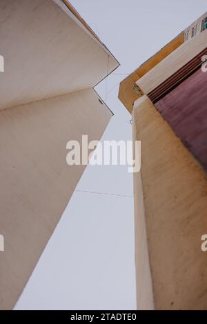 Passage entre maisons. Coins de deux bâtiments construits très près l'un de l'autre, vue de dessous. Architecture urbaine Banque D'Images