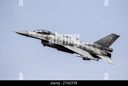 Avion de chasse F-16C de la Force aérienne polonaise décollant de la base aérienne de Kleine Brogel. Peer, Belgique - 13 septembre 2021 Banque D'Images