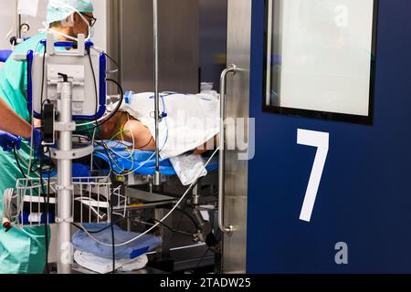 Rendsburg, Allemagne. 29 novembre 2023. Un patient est emmené au bloc opératoire du centre opératoire de la Schön Klinik. Crédit : Frank Molter/dpa/Alamy Live News Banque D'Images