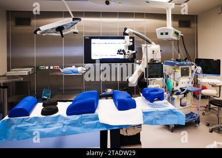 Rendsburg, Allemagne. 29 novembre 2023. Une salle d'opération est préparée pour une opération dans le centre chirurgical de la Schön Klinik. Crédit : Frank Molter/dpa/Alamy Live News Banque D'Images