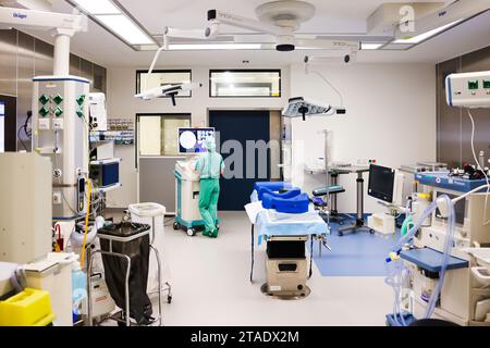 Rendsburg, Allemagne. 29 novembre 2023. Une salle d'opération est préparée pour une opération dans le centre chirurgical de la Schön Klinik. Crédit : Frank Molter/dpa/Alamy Live News Banque D'Images