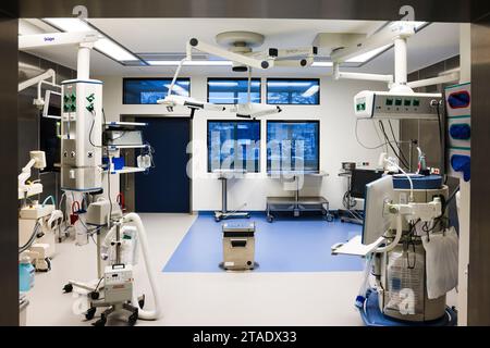 Rendsburg, Allemagne. 29 novembre 2023. Une salle d'opération est préparée pour une opération dans le centre chirurgical de la Schön Klinik. Crédit : Frank Molter/dpa/Alamy Live News Banque D'Images