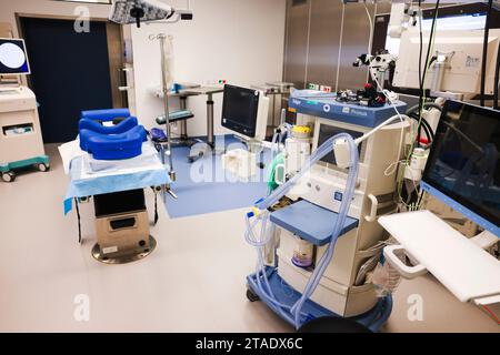 Rendsburg, Allemagne. 29 novembre 2023. Une salle d'opération est préparée pour une opération dans le centre chirurgical de la Schön Klinik. Crédit : Frank Molter/dpa/Alamy Live News Banque D'Images