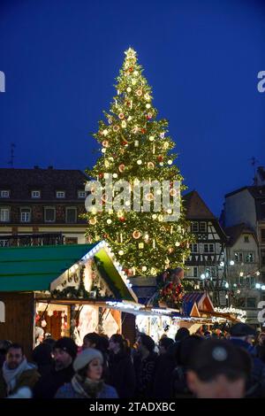 Les acheteurs remplissent les rues de Strasbourg, France pendant les marchés de Noël annuels dans la ville de l'est de la France. Les marchés sont l'un des plus anciens d'Europe, opérant depuis plus de 400 ans. Les estimations sont plus de deux millions de personnes visiteront la ville duirng la saison 2023 Yule. Banque D'Images